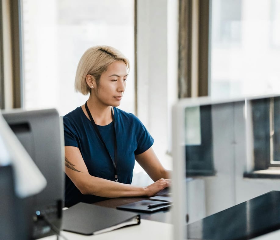 blond-woman-in-office
