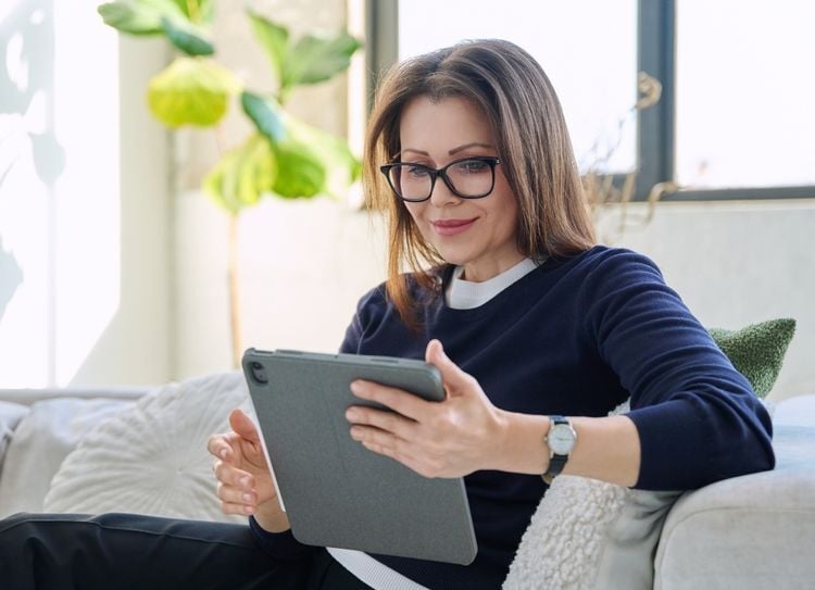 Patient entering data on a tablet, representing electronic patient-reported outcomes (ePRO) in clinical trials with Viedoc Me