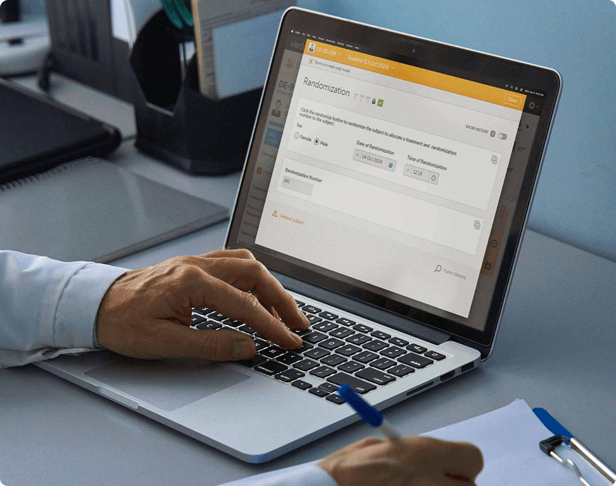 person using randomizaition on laptop